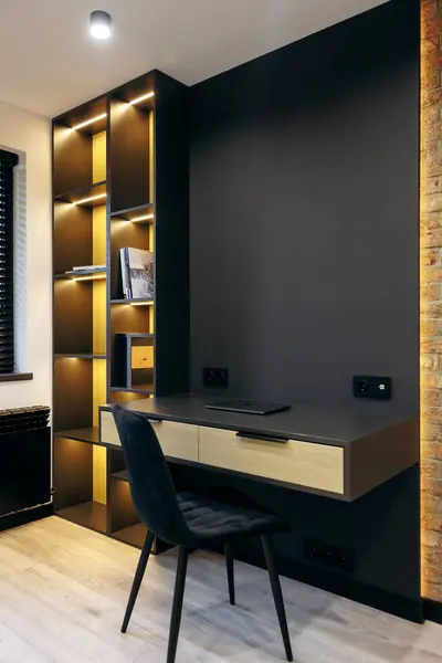 Bu şık ev ofisi modern bir masa ve çağdaş çalışma alanı için ideal eşsiz bir raf içeriyor.