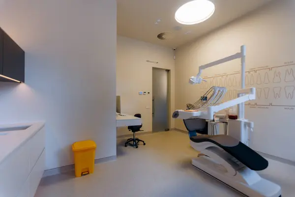 Bu modern diş muayenehanesi gelişmiş ekipmanlara ve temiz bir tasarıma sahip, hasta rahatlığını ve hijyenini arttırıyor.