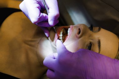 Becerikli bir dişçi her hasta için eksiksiz ve detaylı bir diş muayenesi yapar.