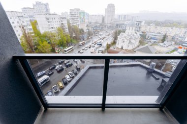 Aşağıdaki hareketli şehrin muhteşem manzarasını sunan geniş bir balkon var. Rahatlamak ve manzaranın tadını çıkarmak için mükemmel bir yer.