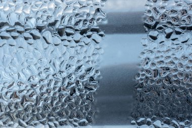 Metal arkaplan üzerindeki su damlalarını kapat