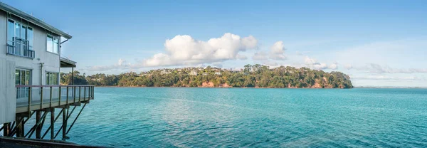 Manukau Limanı 'nın Auckland Yeni Zelanda' daki Blockhouse Bay Sahili 'nden panoramik görüntüsü.