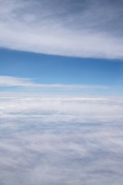 Güneşli bir günde Cirrus ve Strutus Bulutları arasında uçmak