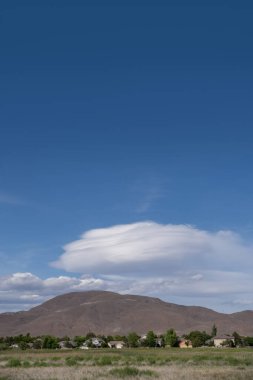 South Meadows, Reno Nevada, ABD 'den Mercekli Bulut ile Dağ Manzarası