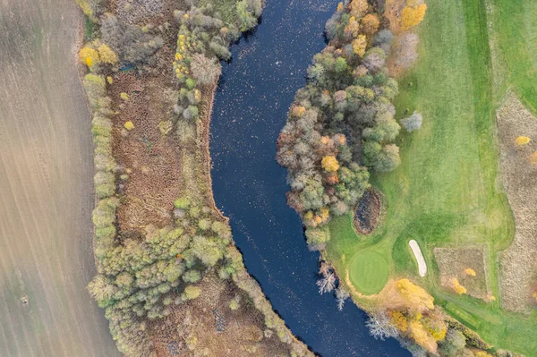秋には多色の木々の空中ビュー 緑の芝生 野生の自然 コントラスト 村の美しい秋 ゴルフ場 — ストック写真