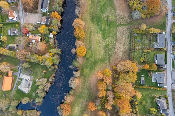 Вид Воздуха Маленькую Деревню Европе Частные Дома Цветные Деревья Осенью — стоковое фото