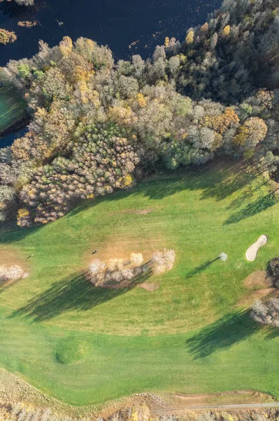 美しい秋の朝の空中パノラマビュー ゴルフコース 多色の木々や緑の草 暖かい日差し — ストック写真