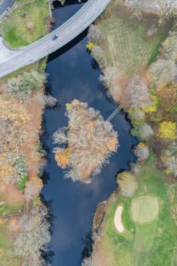 Sonbaharda küçük bir adada, küçük bir köyde, yerleşim bölgesinde hava manzarası. Doğa ve medeniyet. 