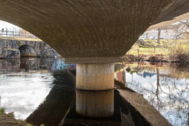 Doğanın güzel yansıması, sudaki ağaçlar. Bahar atmosferi, güneş ve mavi gökyüzü açık havada yansıyor.. 