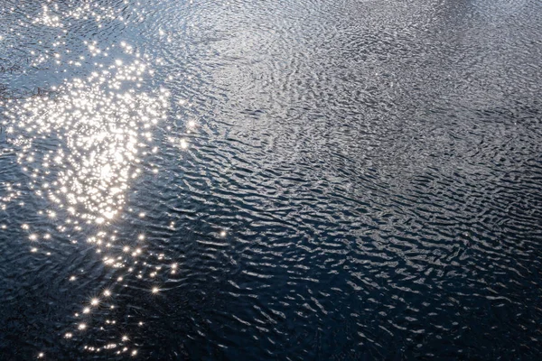 Vacker Reflektion Naturen Träd Vatten Vårstämning Sol Och Blå Himmel — Stockfoto