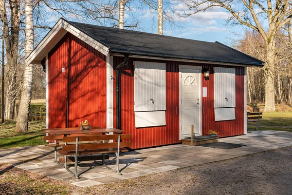 Casa Madeira Vermelha Pequena Típica Tradicional Suécia Escandinávia — Fotografia de Stock