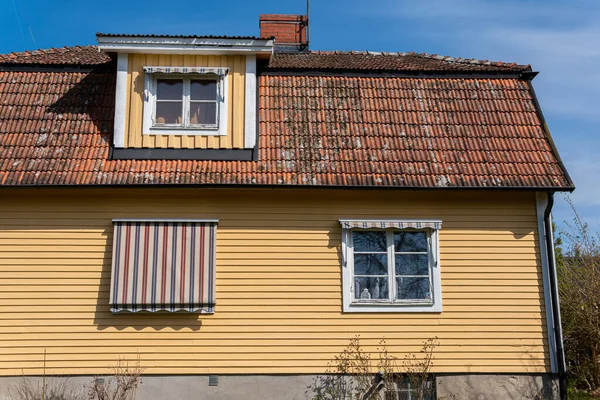 Uma Bela Casa Privada Amarela Europa Dia Ensolarado — Fotografia de Stock