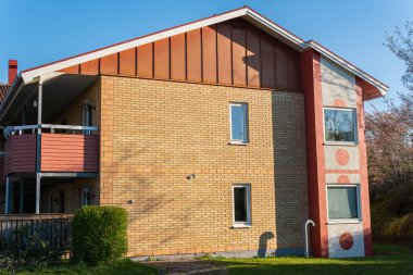 Tuğlalardan yapılmış küçük ve rahat bir ev. Avrupa tasarım ve mimarisi. 