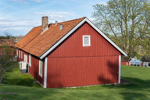 Tradicional Moderna Casa Madeira Vermelha Privada Suécia Dia Ensolarado — Fotografia de Stock