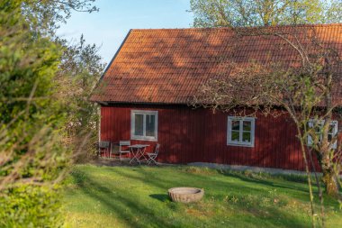 Rahatlama bölgesi, verandası olan güzel bir özel ev. Sıcak ve rahat bir atmosfer. Güneşli bir günde Avrupa köyü.
