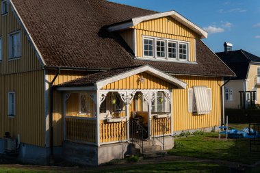 Rahatlama bölgesi, verandası olan güzel bir özel ev. Sıcak ve rahat bir atmosfer. Güneşli bir günde Avrupa köyü.