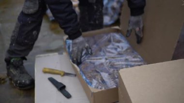 İsveç, Malmö 15 Kasım 2022: Bir sürü yeni tatlı çörek paketlerinden çıkarılıyor ve biyogaz üretimi için atılıyor 