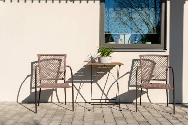 Güneşli bir günde evde sarı termos ve muz. Eski model radyo. İhmalkarlığın sembolü, yaz ve tatiller. 