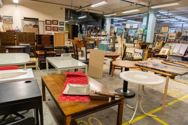 İsveç, Hassleholm 5 Mayıs 2022: Büyük bir ikinci el mağazası, bir sürü mobilya ve diğer şeyler