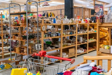 İsveç, Hassleholm 5 Mayıs 2022: Büyük bir ikinci el mağazası, bir sürü mobilya ve diğer şeyler