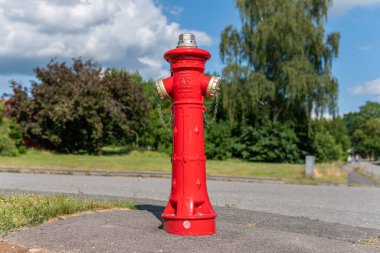 İsveç, Knislinge 2 Temmuz 2022: Güneşli bir yaz gününde sokakta büyük kırmızı bir yangın musluğu