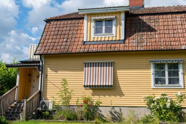 İsveç, Knislinge 2 Temmuz 2022: Yazın Avrupa 'da güzel bir ahşap özel ev. Avrupa mimarisi, bağbozumu. 