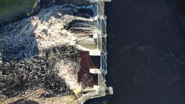 Luftaufnahme Eines Großen Staudamms Staudamms Wehrs Einer Stadt Der Nähe — Stockvideo