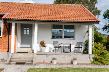 İsveç, Knislinge 4 Eylül 2022: Avrupa 'da tipik bir özel ev. Mimari, şık ve yenilenmiş bir ev. Bina kavramı. Yazlık ev. Klasik stil.