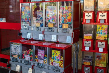 İsveç, Knislinge 5 Eylül 2022: Bir dükkanda eski tip oyun makinesi. Pençe vinci. Şeker ve sakız makinesi. Büyük şeker dağıtıcısı, sakız kutusu, sakız makinesi..