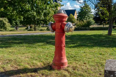 İsveç, Knislinge 5 Eylül 2022: Güneşli bir yaz gününde sokakta büyük kırmızı bir yangın musluğu