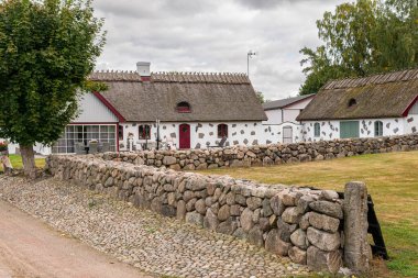 Çok güzel, eski ve yenilenmiş bir özel ev. Eski ve modern tarzda. Tarihsel Avrupa mimarisini koru. Yerel bir gezi. Köydeki modern eski ev. İskandinav tarzı İsveççe.