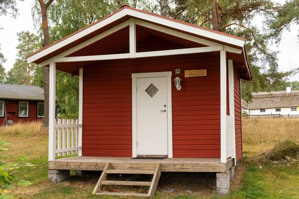 Stock image Tiny little red wooden houses in Scandinavian Swedish style near a golf course. Vintage, cozy housing. Ideal place for introverts. 