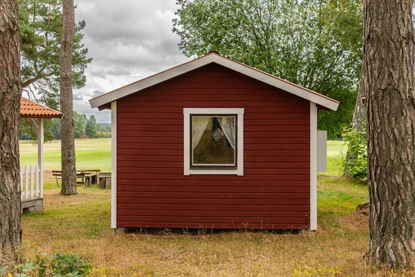 Pequenas Casas Madeira Vermelhas Estilo Sueco Escandinavo Perto Campo Golfe — Fotografia de Stock