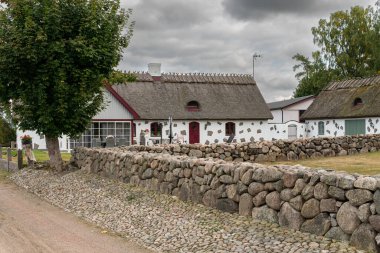 Çok güzel, eski ve yenilenmiş bir özel ev. Eski ve modern tarzda. Tarihsel Avrupa mimarisini koru. Yerel bir gezi. Köydeki modern eski ev. İskandinav tarzı İsveççe.