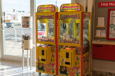 İsveç, Knislinge 16 Eylül 2022: Bir dükkanda eski tip oyun makinesi. Pençe vinci. Şeker ve sakız makinesi. Büyük şeker dağıtıcısı, sakız kutusu, sakız makinesi. Çocuklar için eğlence.