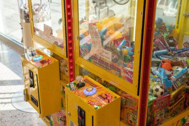 İsveç, Knislinge 16 Eylül 2022: Bir dükkanda eski tip oyun makinesi. Pençe vinci. Şeker ve sakız makinesi. Büyük şeker dağıtıcısı, sakız kutusu, sakız makinesi. Çocuklar için eğlence.