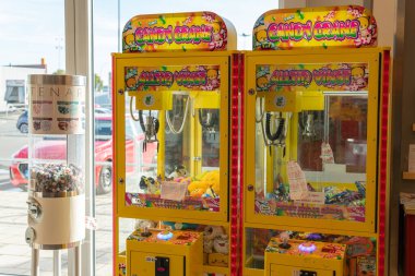 İsveç, Knislinge 16 Eylül 2022: Bir dükkanda eski tip oyun makinesi. Pençe vinci. Şeker ve sakız makinesi. Büyük şeker dağıtıcısı, sakız kutusu, sakız makinesi. Çocuklar için eğlence.