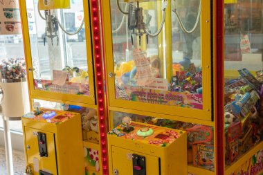İsveç, Knislinge 16 Eylül 2022: Bir dükkanda eski tip oyun makinesi. Pençe vinci. Şeker ve sakız makinesi. Büyük şeker dağıtıcısı, sakız kutusu, sakız makinesi. Çocuklar için eğlence.