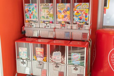 İsveç, Knislinge 16 Eylül 2022: Bir dükkanda eski tip oyun makinesi. Pençe vinci. Şeker ve sakız makinesi. Büyük şeker dağıtıcısı, sakız kutusu, sakız makinesi. Çocuklar için eğlence.