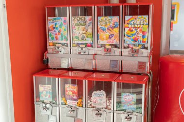 İsveç, Knislinge 16 Eylül 2022: Bir dükkanda eski tip oyun makinesi. Pençe vinci. Şeker ve sakız makinesi. Büyük şeker dağıtıcısı, sakız kutusu, sakız makinesi. Çocuklar için eğlence.