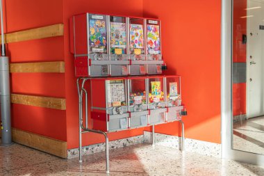 İsveç, Knislinge 16 Eylül 2022: Bir dükkanda eski tip oyun makinesi. Pençe vinci. Şeker ve sakız makinesi. Büyük şeker dağıtıcısı, sakız kutusu, sakız makinesi. Çocuklar için eğlence.