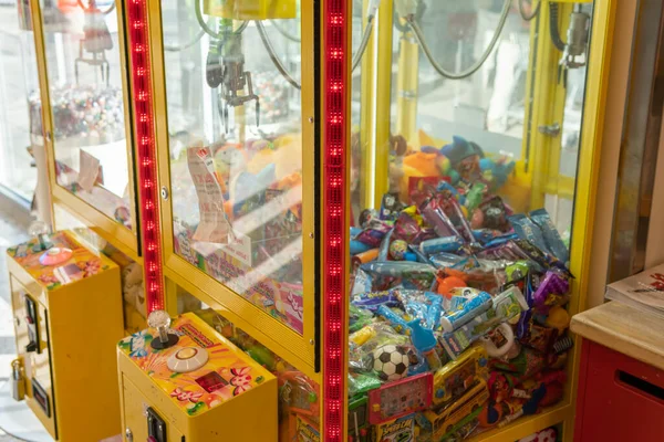 İsveç, Knislinge 16 Eylül 2022: Bir dükkanda eski tip oyun makinesi. Pençe vinci. Şeker ve sakız makinesi. Büyük şeker dağıtıcısı, sakız kutusu, sakız makinesi. Çocuklar için eğlence.