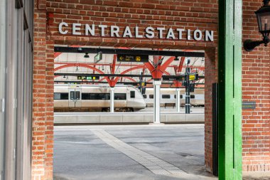 İsveç, Malmö 1 Ekim 2022 tren istasyonuna giriş. Son istasyondan gelen ve giden trenler.. 