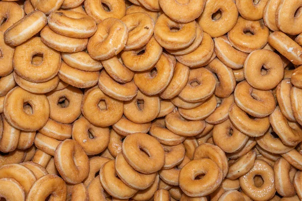 Wiele Słodkich Smacznych Okrągłych Pączków Pączki Pierścieniowe Pokryte Cukrem Czekoladowo — Zdjęcie stockowe