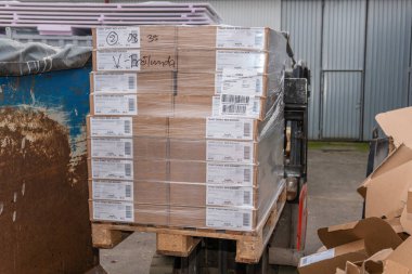 İsveç, Malmö 15 Kasım 2022: Bir depo kaldırma ve karton kutuları taşıma forklift 