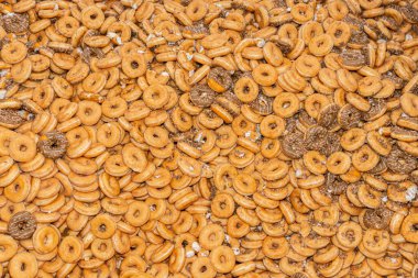 Tatlı ve lezzetli yuvarlak çörekler, şekerle kaplı halka çörekler. Çikolatalı donutlu donut. Şekerin sembolü, kızarmış hamur. Bir sürü tatlı, sağlıksız yemek. Gıda atıkları, gıda üretimi.
