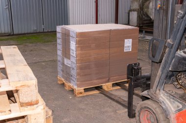 İsveç, Malmö 15 Kasım 2022: Bir depo kaldırma ve karton kutuları taşıma forklift 