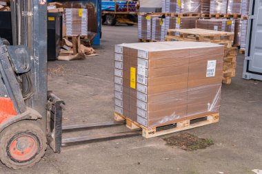 İsveç, Malmö 15 Kasım 2022: Bir depo kaldırma ve karton kutuları taşıma forklift 