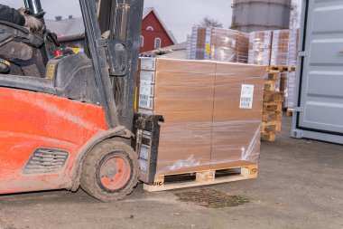 İsveç, Malmö 15 Kasım 2022: Bir depo kaldırma ve karton kutuları taşıma forklift 