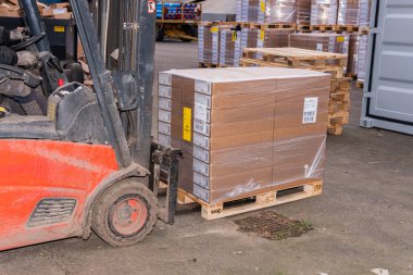 İsveç, Malmö 15 Kasım 2022: Bir depo kaldırma ve karton kutuları taşıma forklift 